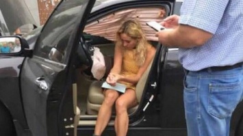 С кем не бывает: девушка въехала в банкомат, запутавшись в педалях авто (+3 фото)