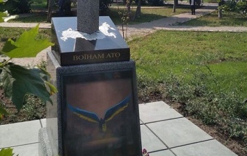 В Киеве открыли памятник воинам АТО в виде меча, воткнутого в карту РФ