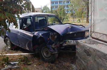 В Бердянске ВАЗ врезался рекламный щит