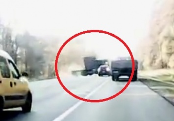 ВИДЕО ДТП под Киевом: пьяный на грузовик протаранил Volkswagen