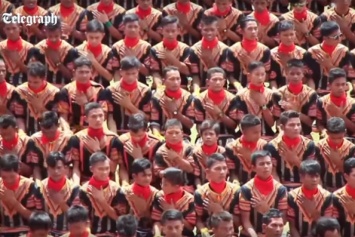 Десять тысяч индонезийцев сошлись вместе в народном танце (видео)