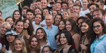 "Надо продвигать молодых": о чем говорил Путин на форуме "Таврида"