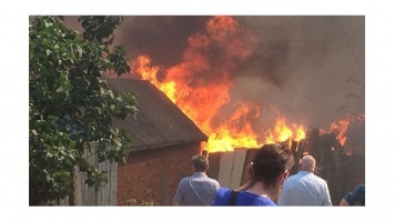В Ростове-на-Дону загорелось более десятка частных домов, в районе пожара прогремел взрыв