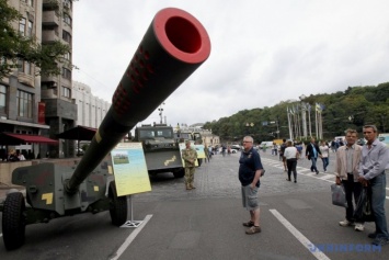 На столичный Крещатик свозят военную технику