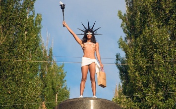 Голая афроукраинка в центре Киева взобралась на бывший памятник Ленину, чтобы высмеять Порошенко