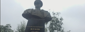 В Харькове глава одного из районов возложила цветы к памятнику декоммунизированому Жукову