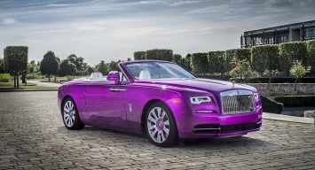 Кабриолет Rolls-Royce Dawn окрасили в необычный цвет фуксия