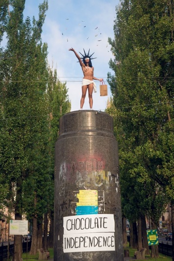 В Киеве установили символ шоколадной незалежности - в набедренной повязке, короне и с коробкой конфет "Рошен"