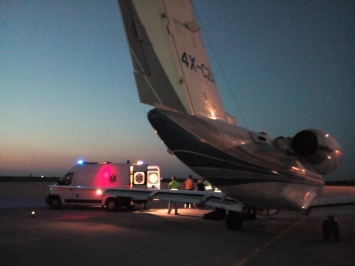 Столичные медики перевозили больного из Геническа на самолете