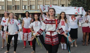 В Славянске прошел парад вышиванок (видео)