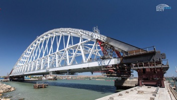 В Керченском проливе началась установка железнодорожной арки моста в Крым