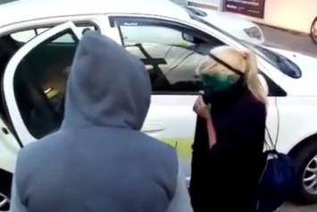 В РФ таксист заставил пассажиров умываться зеленкой - за проезд "зайцем"