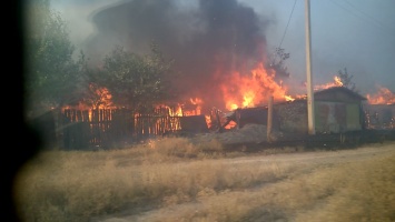 Степной пожар в ОРДЛО. В селе Краснодарка огонь уничтожил 32 дома и школу