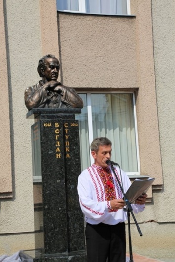 На Львовщине установили памятник Богдану Ступке