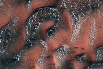 В NASA показали, как выглядят заснеженные дюны Марса