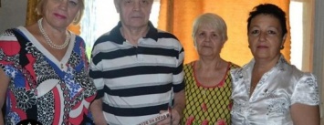 Члены общественного движения "ДНР" поздравили ветерана Труда из Горловки подарили торт и газету о процветающей республике