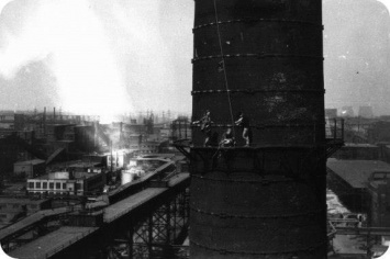 Пикетчики приковали себя цепями к трубе завода - как в Запорожье проходили первые экологические акции (Фото)