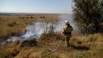 Пожарные Крыма продолжают ежедневную борьбу с возгоранием сухой растительности на полуострове