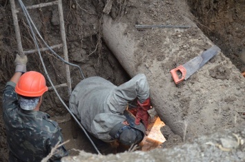 На улице Космонавтов ржавый водопровод прорвало в пяти местах