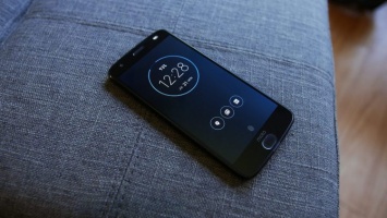 Пользователи жалуются на дисплей защищенного Moto Z2 Force