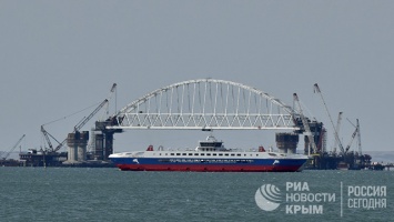 Под аркой моста в Крым прошло первое судно