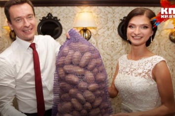 Лукашенко пришел на свадьбу журналистов с мешком картошки