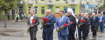 Криворожские чиновники и интеллигенция возложили цветы к памятнику Александру Полю (ФОТО)