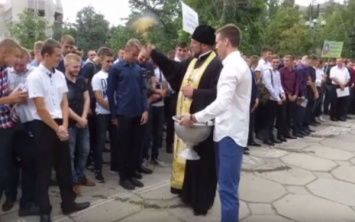 В Запорожской области студентов облили святой водой (Видео)