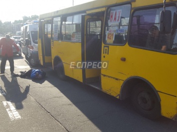 В Киеве маршрутка переехала ногу внезапно свернувшего велосипедиста