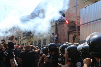 Активисты с боем прорвались на стройку возле «дома-стены»: в ход шел слезоточивый газ и кирпичи