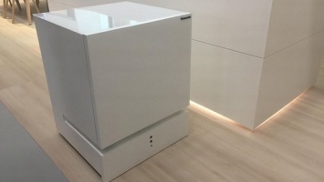 Panasonic представил холодильник, приезжающий по голосовой команде