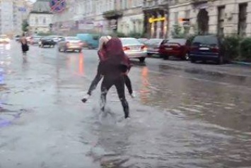 Жители Ивано-Франковска делятся фотографиями жуткого ливня, затопившего город