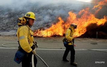 В Лос-Анджелесе ввели ЧП из-за масштабного пожара