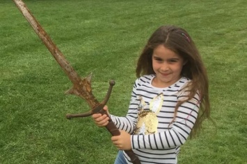 Школьница нашла в озере меч, который мог принадлежать королю Артуру