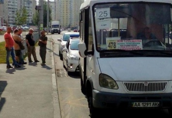 "Сколько мы вас кормить можем?": в Киеве водитель маршрутки выгнал вдову бойца АТО