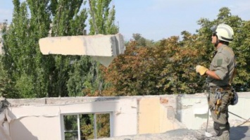 В Авдеевке разбирают завалы разрушенных после обстрелов зданий (фото)