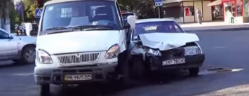 Секрет прочности: В Одессе грузовичок раздавил легковушку, но спас стеклопакеты (ВИДЕО)
