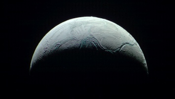 Зонд "Кассини" снял на видео прощальный пролет мимо Энцелада