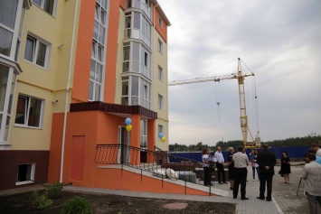 Две молодые семьи на Луганщине получили квартиры