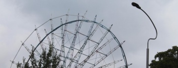 В Каменском парке ремонтируют «Колесо обозрения»