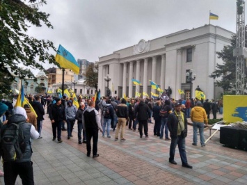 В центре Киева с ночи протестуют владельцы авто, требуя изменений таможенных правил (видео, фото)