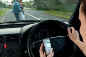 Соцсети убивают: Audi показала, как опасно сидеть с телефоном за рулем
