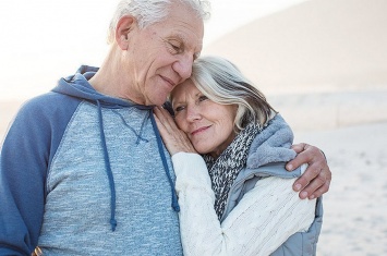 «Жили они долго и счастливо и умерли в один день». Как же прожить 60 лет вместе?