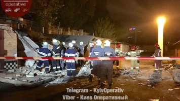В Киеве обломки гаражей уничтожили автомобили