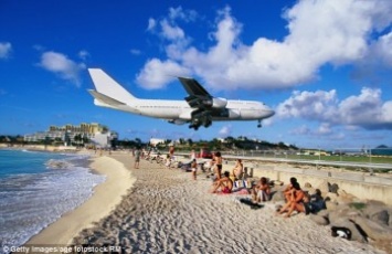 Ураган разрушил знаменитый карибский аэропорт, куда самолеты заходят на посадку через пляж (фото)