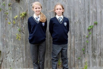 В средней школе Англии приняли решение отказаться от ношения девочками юбок