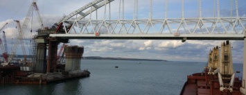 Керченский мост прошло первое судно, которое обслуживалось в Мариупольском порту