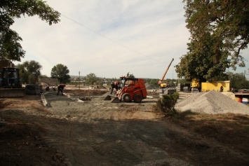 В Ингулецком районе завершаются работы в сквере возле центра детского творчества «Мрия» (фото)