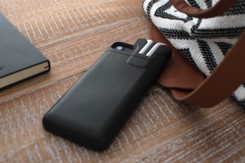 Основатель Pebble представил чехол-аккумулятор для iPhone и AirPods
