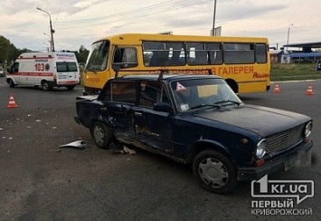 В Кривом Роге ВАЗ протаранил машину медиков